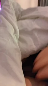 很乖的自己在被子里吃肉棒